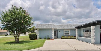 9635 Greenskeeper Dr in New Port Richey, FL - Building Photo