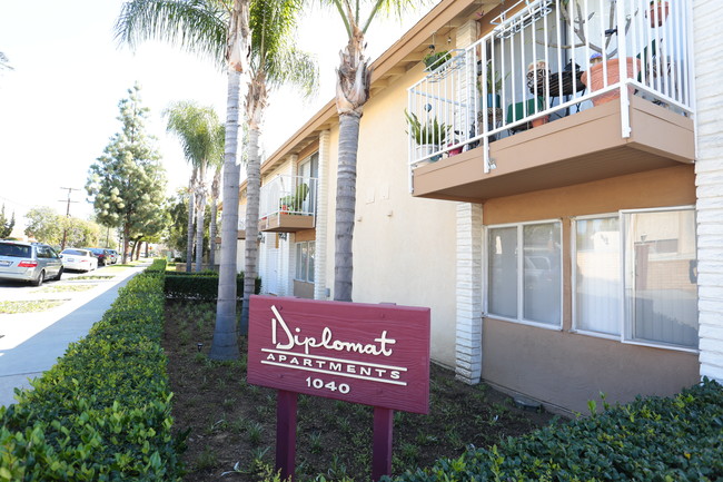 Diplomat Apartments in Tustin, CA - Building Photo - Building Photo