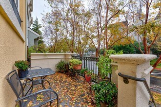 547 Moreland Way in Santa Clara, CA - Foto de edificio - Building Photo