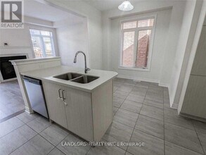 3301 Jacob Way in Oakville, ON - Building Photo - Building Photo