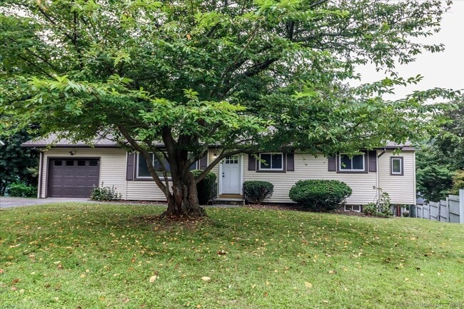 8 Lakewood Terrace in New Milford, CT - Building Photo - Building Photo