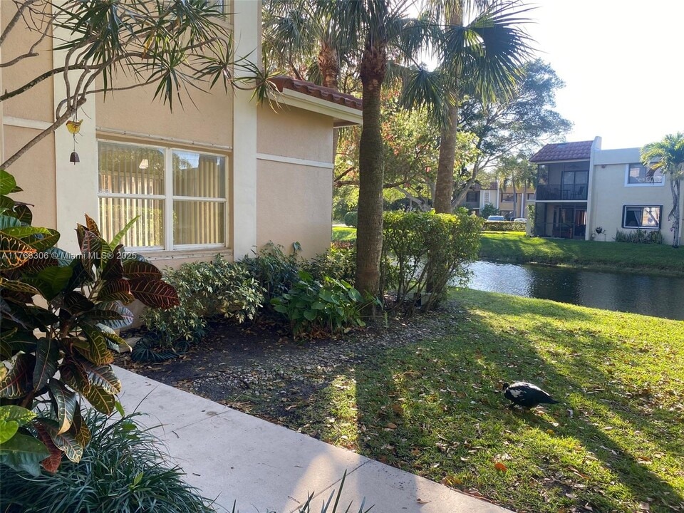 555 Racquet Club Rd in Weston, FL - Building Photo