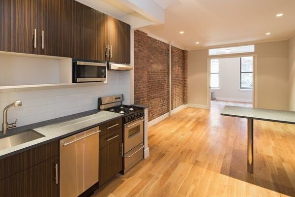 515 W 47th St in New York, NY - Building Photo
