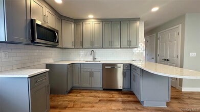 27 Southridge Dr in Glen Cove, NY - Building Photo - Building Photo