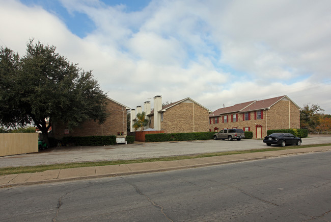 Jones Creek Apartments in Dallas, TX - Building Photo - Building Photo