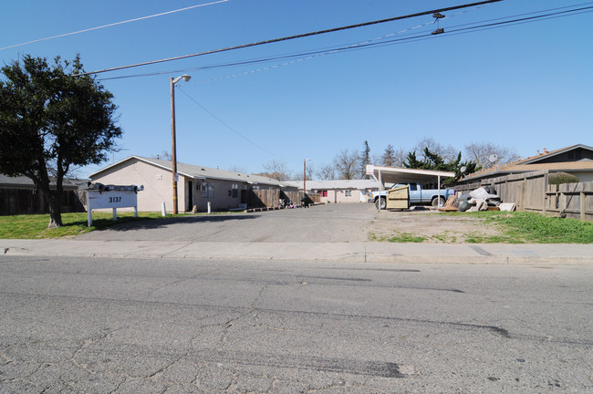 Central Avenue Apartments in Ceres, CA - Building Photo - Building Photo