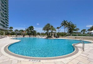 400 S Pointe Dr, Unit 1102 in Miami Beach, FL - Building Photo