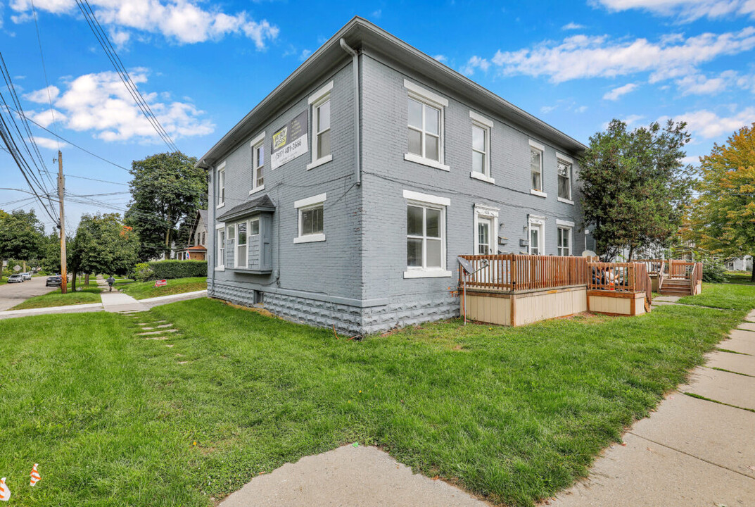 426 W Saginaw St in Lansing, MI - Foto de edificio