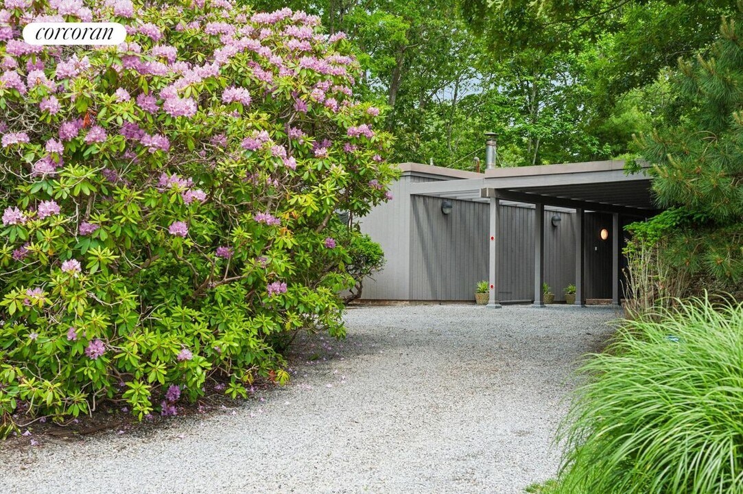 1A Beatrice Dr in Hampton Bays, NY - Building Photo