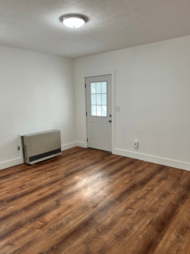 94 Graham St, Unit 201 in Biddeford, ME - Foto de edificio - Building Photo