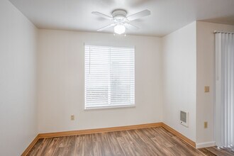 Windsor Manor Apartments in Portland, OR - Building Photo - Interior Photo