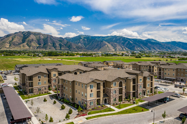 Four Seasons Apartments & Townhomes in North Logan, UT - Foto de edificio - Building Photo