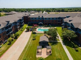 1104 S Carrier Pkwy in Grand Prairie, TX - Building Photo