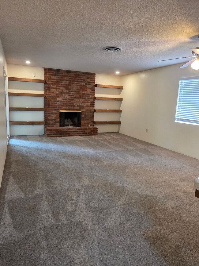 3824 Christmas Tree Ln in Bakersfield, CA - Building Photo - Building Photo