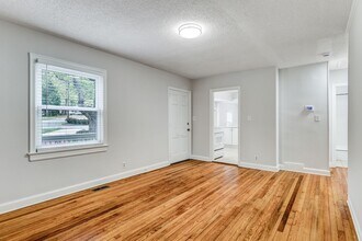 2735 Robin Hood Dr in Greensboro, NC - Foto de edificio - Building Photo