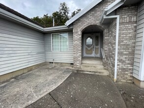 2200 NW Witherspoon Ave in Roseburg, OR - Building Photo - Building Photo