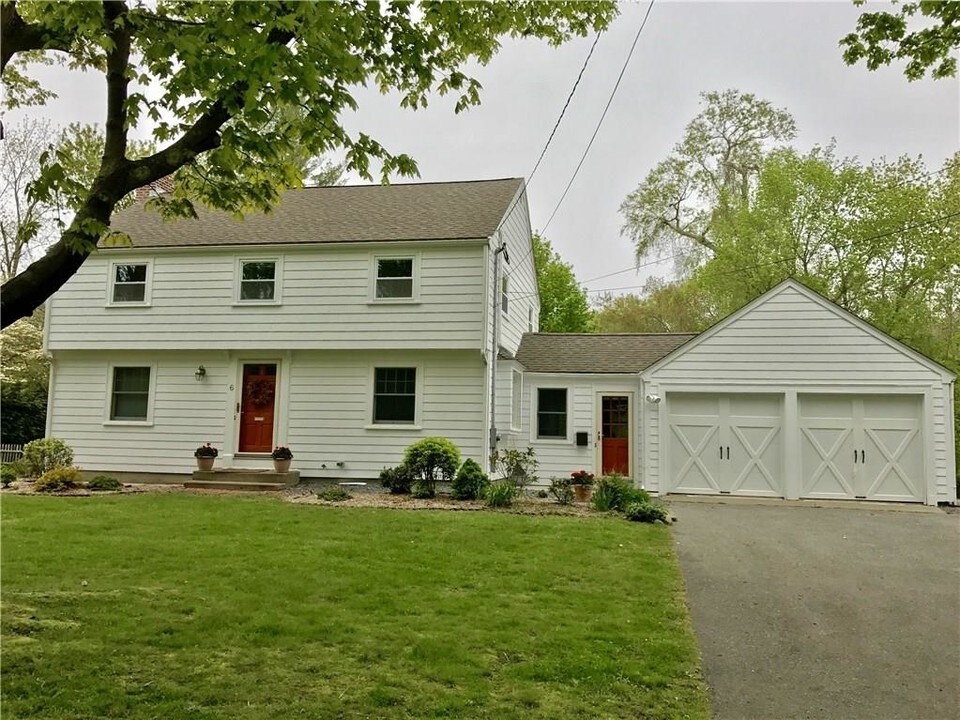 6 Owings Stone Rd in Barrington, RI - Building Photo
