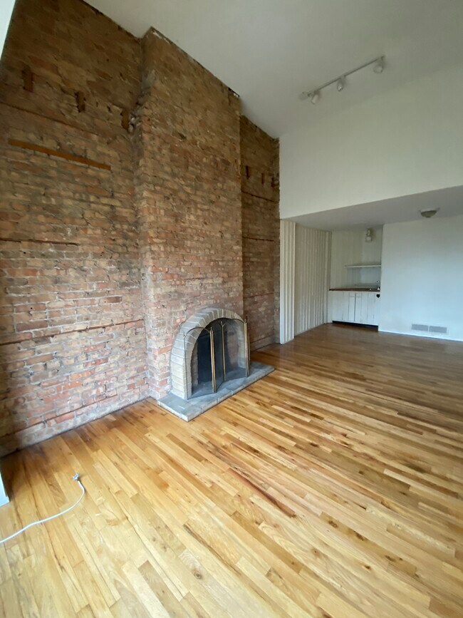property at 606 W Surf St