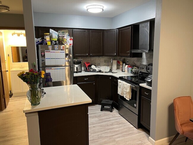 746 Prescott Dr, Unit 205 in Roselle, IL - Building Photo - Building Photo