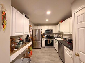 326 Broadway, Unit 19 in Somerville, MA - Foto de edificio - Building Photo