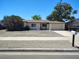 537 S Santa Fe St in Hemet, CA - Building Photo