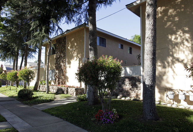 587 Silverwood Ave in Upland, CA - Foto de edificio - Building Photo