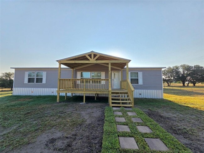 1065 E Old Hallettsville Rd in Flatonia, TX - Building Photo - Building Photo