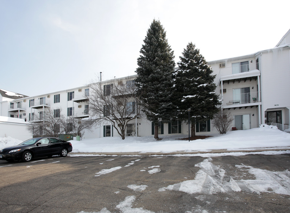 Pennock Place in Apple Valley, MN - Building Photo