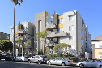 Hauser Apartments in Los Angeles, CA - Foto de edificio - Building Photo