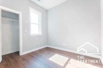 1335 W Taylor St, Unit 2 in Chicago, IL - Building Photo - Building Photo