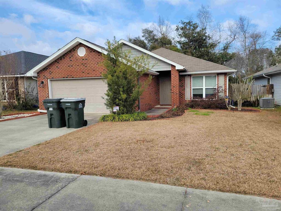 196 Creekview Dr in Pensacola, FL - Building Photo