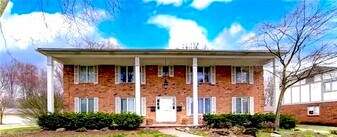 4054 Stonehenge Dr, Unit 1 in Sylvania, OH - Building Photo