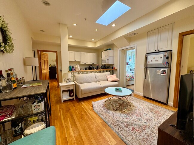 1801 Beacon St, Unit 8 in Brookline, MA - Building Photo - Building Photo