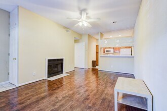 2121 El Paseo St in Houston, TX - Foto de edificio - Building Photo