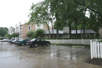 Bayou Oaks Apartments in Houston, TX - Building Photo - Building Photo