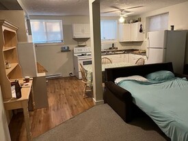 1640 Kisber Av in Victoria, BC - Building Photo