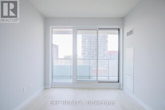 2221 Yonge St in Toronto, ON - Building Photo - Building Photo