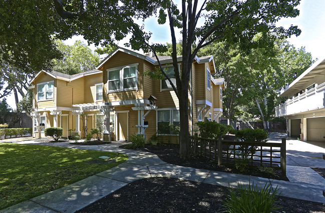 Willow Court in Menlo Park, CA - Building Photo - Building Photo