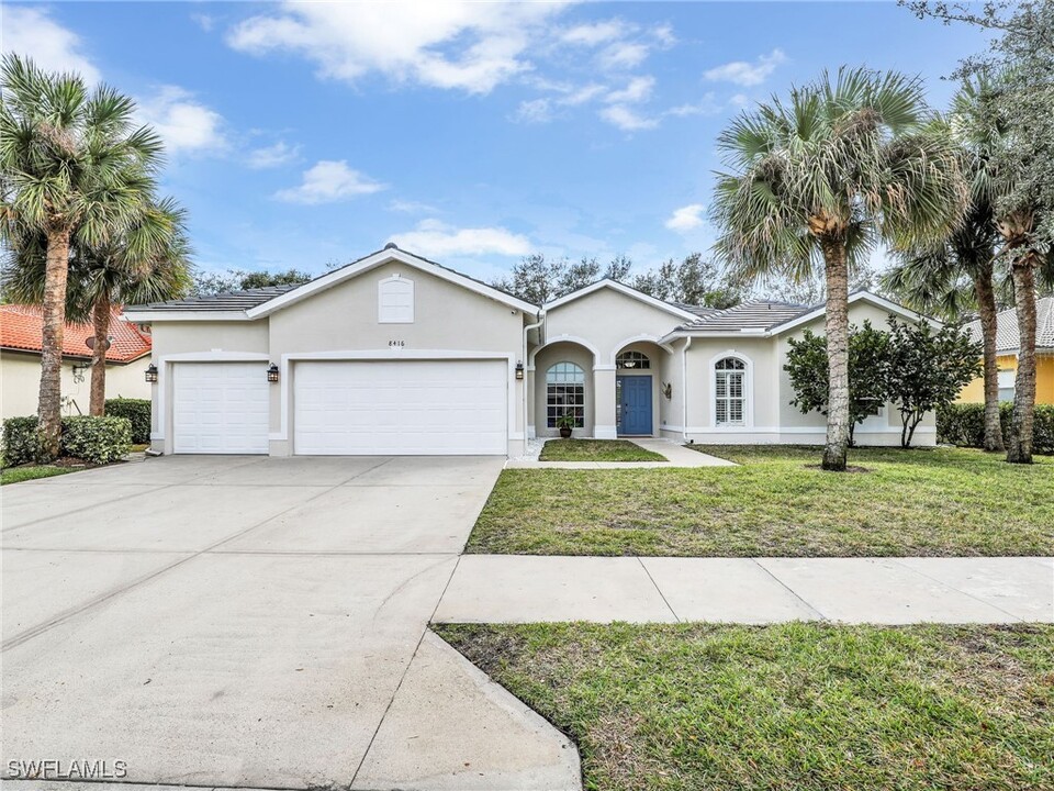 8416 Laurel Lakes Blvd in Naples, FL - Building Photo