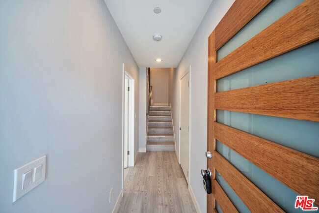 957 1/2 N Ridgewood Pl in Los Angeles, CA - Building Photo - Building Photo