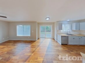 8724 133rd St Ct E in Puyallup, WA - Foto de edificio - Building Photo