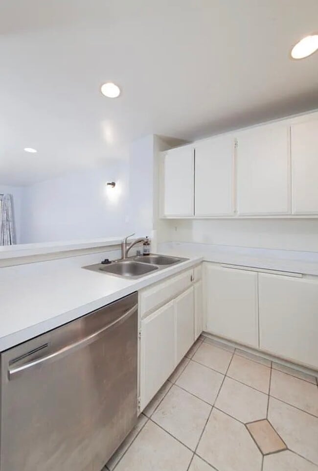 7890 E Spring St, Unit 4U in Long Beach, CA - Foto de edificio - Building Photo