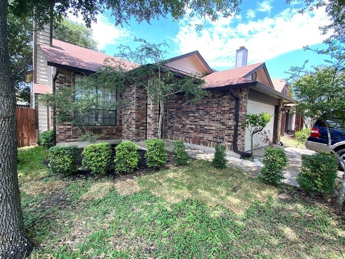 6814 Flaming Ridge Dr in Converse, TX - Building Photo