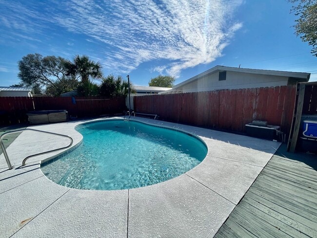 325 Hibiscus Dr in Panama City Beach, FL - Building Photo - Building Photo
