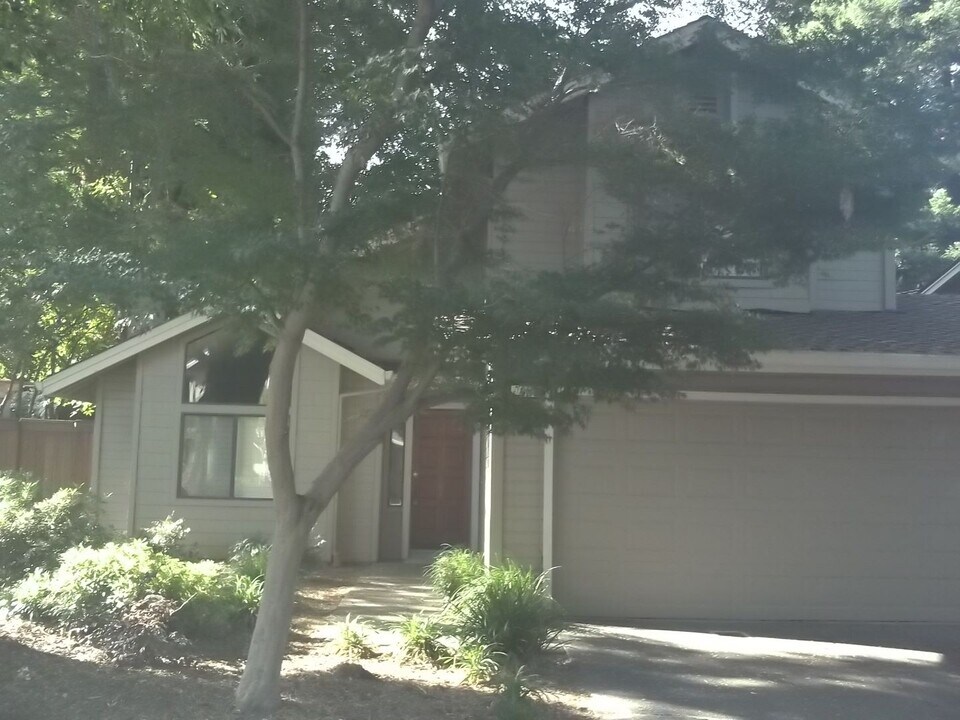 2082 University Park Dr in Sacramento, CA - Building Photo