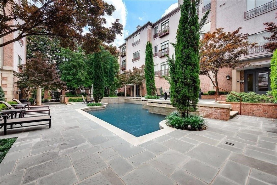 2885 Woodside St, Unit 303 in Dallas, TX - Building Photo