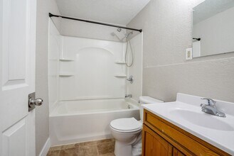 1209 Parker St in Cedar Falls, IA - Building Photo - Building Photo