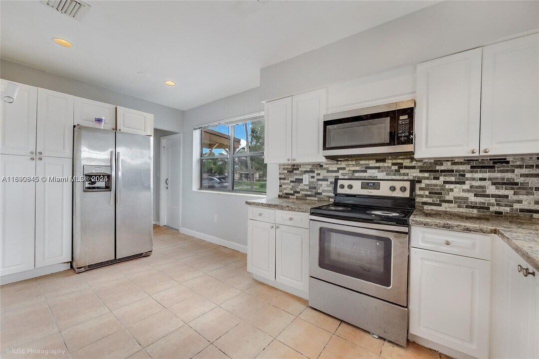 19225 NW 23rd Ave in Miami Gardens, FL - Building Photo