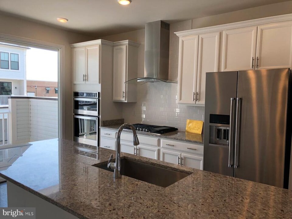 22584 Windsor Locks Square in Ashburn, VA - Building Photo