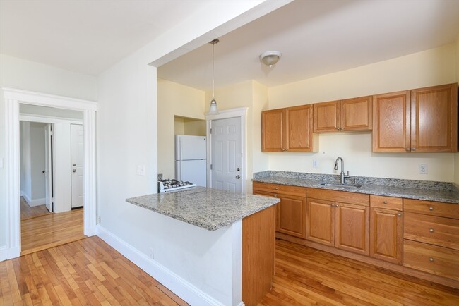 5 Sherborn Ct, Unit #8 in Medford, MA - Foto de edificio - Building Photo